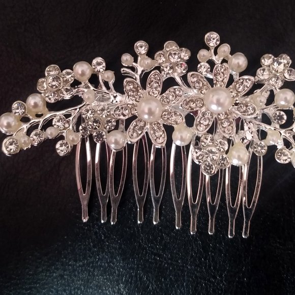White Crystal And Pearls Bridal Hair Comb-Bridal Crystal Hair Accessory - Picture 4 of 13